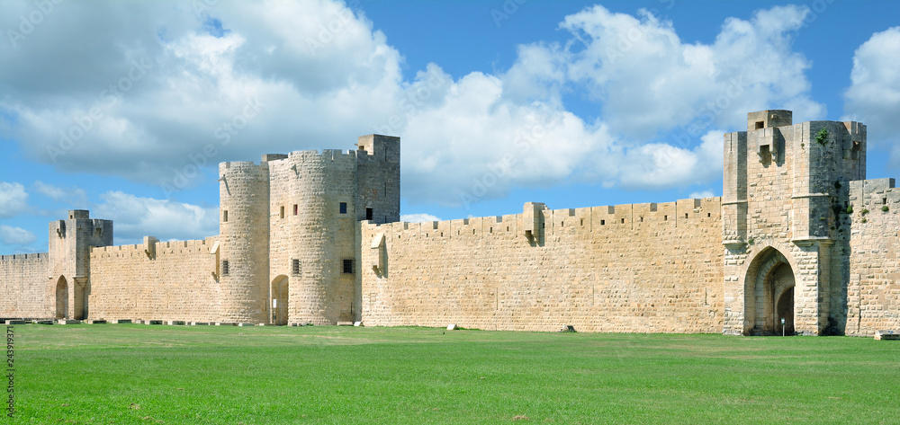 die Stadtmauer von Aigues-Mortes in der Camargue,Frankreich