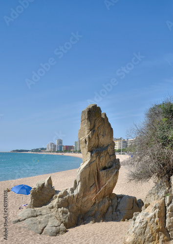der Felsen Cavall Bernat am Strand,Wahrzeichen von Platja d`Aro an der Costa Brava,Katalonien,Mittelmeer,Spanien
