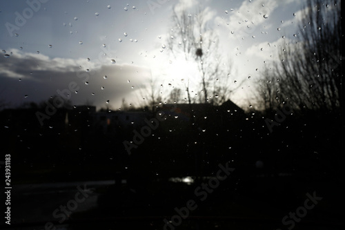 Fenster mit Wassertropfen nach einem Regen