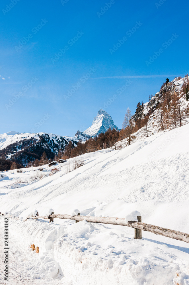 Zermatt, Furi, Zmutt, Matterhorn, Wallis, Walliser Berge, Alpen, Winter, Wintersport, Winterwanderweg, Holzhäuser, Schweiz