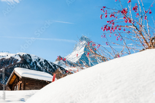 Zermatt, Furi, Zmutt, Alpen, Walliser Berge, Matterhorn, Winterwanderung, Holzhäuser, Schneedecke, Wallis, Winter, Schweiz photo