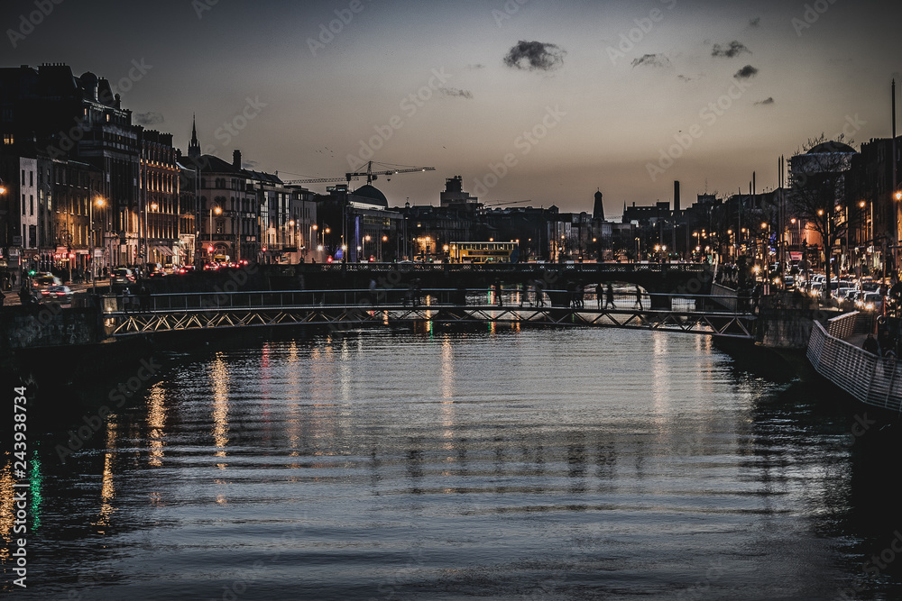 Imagen Del Río Liffey en Dublín durante una noche de invierno en Irlanda