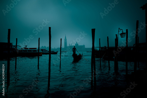 Cuadro en lienzo gondolier in the mystical night