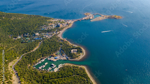 Obraz na płótnie harbor by sea coast w salonie