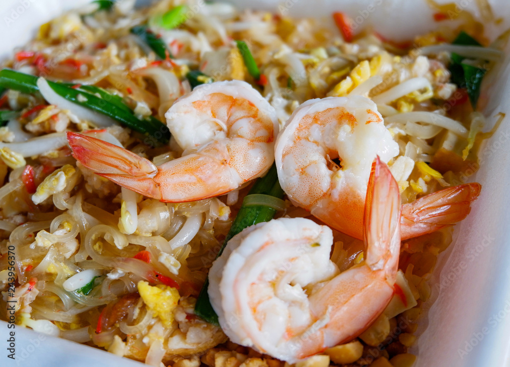 pad thai noodles shrimp / stir fried noodles with bean sprouts egg spring onion and shrimp pad thai noodles shrimp / stir fried noodles with bean sprouts egg spring onion and shrimp