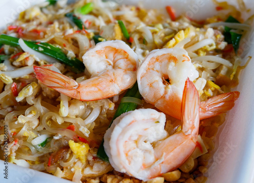 pad thai noodles shrimp / stir fried noodles with bean sprouts egg spring onion and shrimp