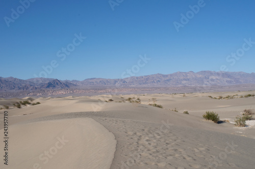 Mesquite Flat Sand Dunes mit Bergen im Hintergrund, Tal des Todes, Kalifornien, USA