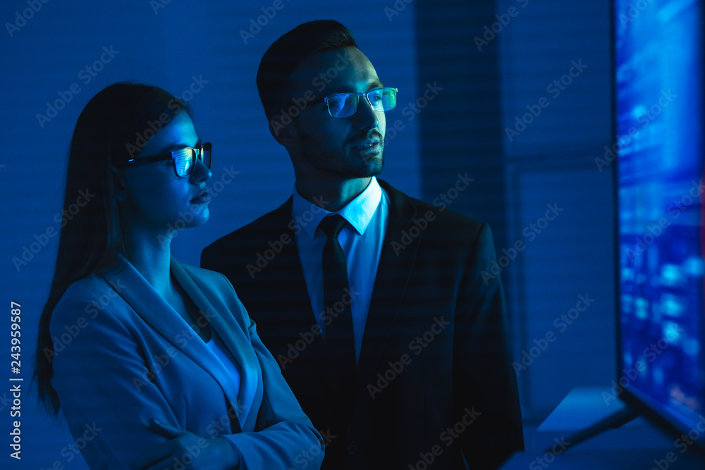 Εκτύπωση καμβά The business woman and a man standing near display in the blue room