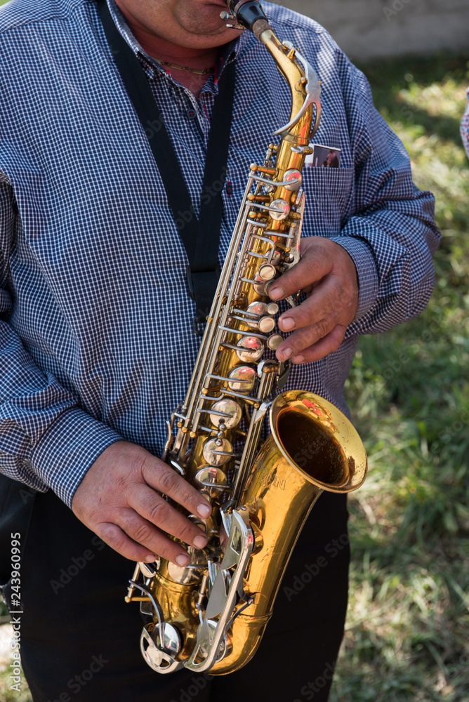 Obraz premium Man plays the saxophone