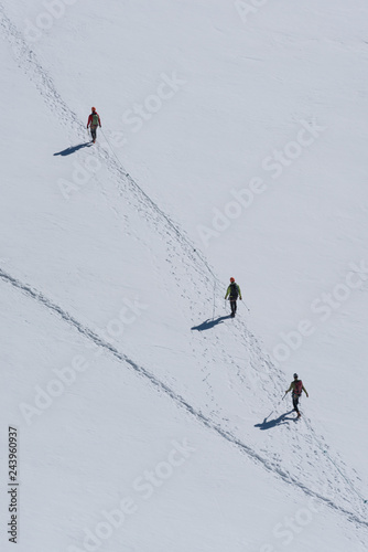 alpinisti in cordata su ghiaccio in montagna