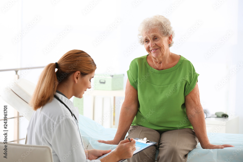 Obraz premium Doctor working with elderly patient in hospital