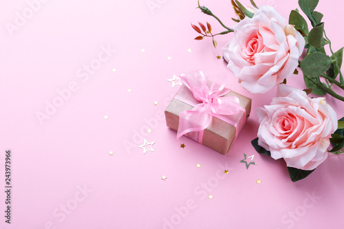 Gift box and pink roses © Lana_M