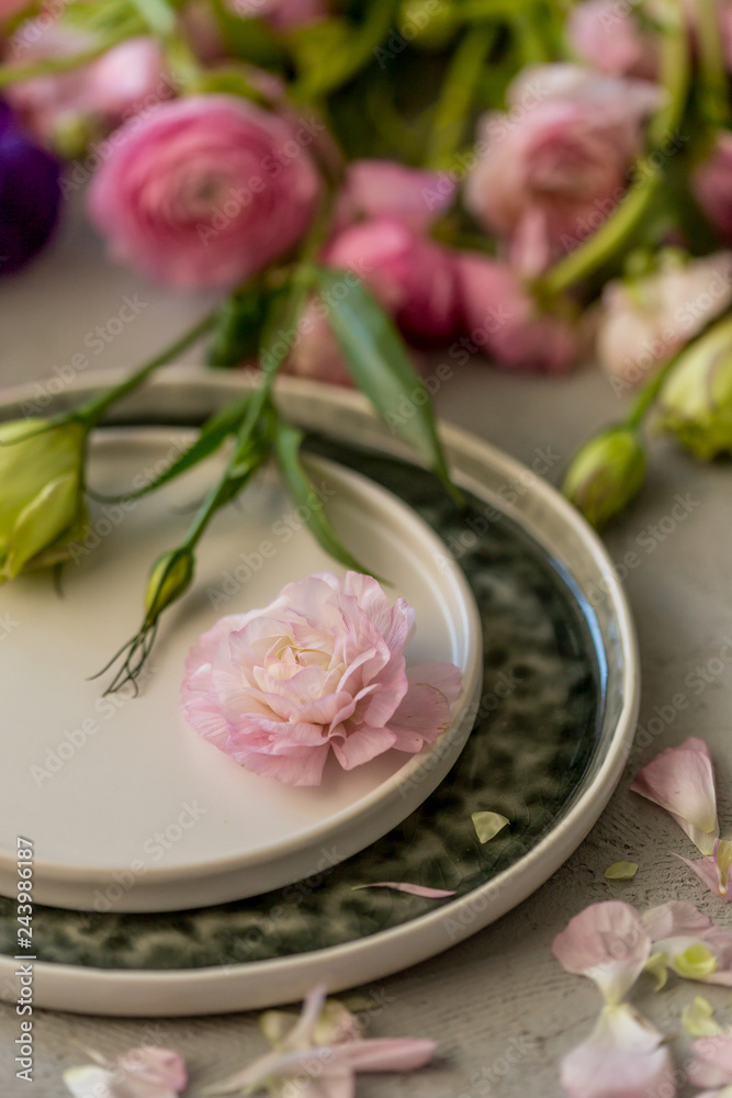 Spring table arrrangement with pink ranunculus Spring table arrrangement with pink ranunculus