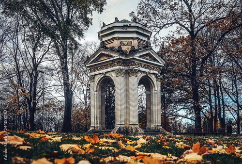Slika na platnu old alcove in theautumn park