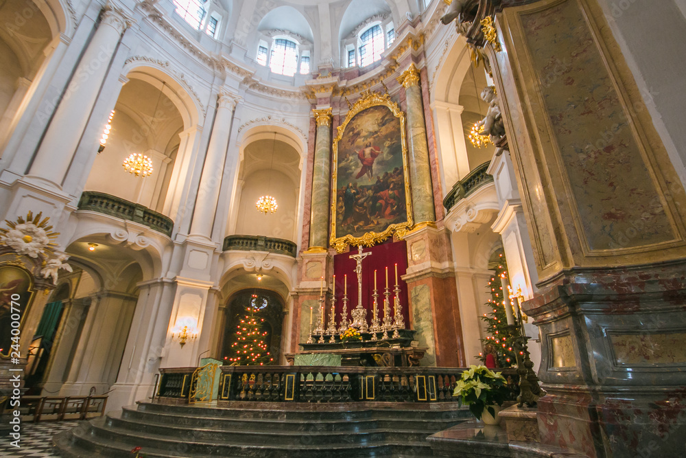 Altare della cattedrale barocca di Dresda in Germania