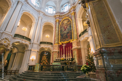 Altare della cattedrale barocca di Dresda in Germania photo