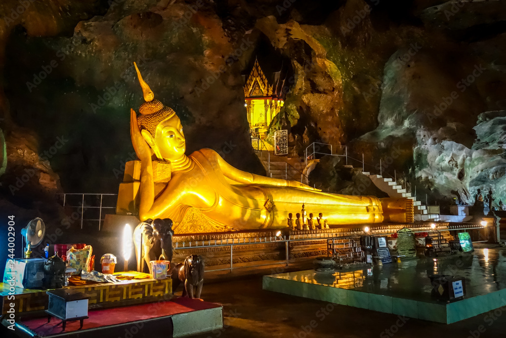 Naklejka premium Buddha in Wat Suwan Kuha temple, Thailand