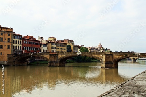 Puente de la Santísima Trinidad (Ponte Santa Trinita) en Florencia, Toscana, Italia.