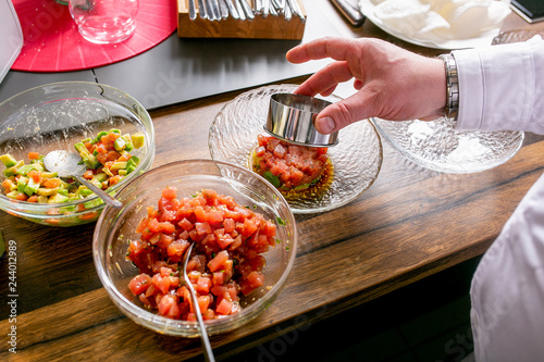 Fotografía Chef puts tuna tartare on a plate