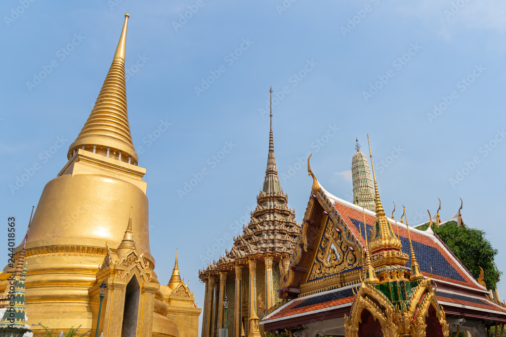 Fototapeta premium Photo of Golden pagoda and temple of Wat Phra Keaw, the emerald buddha, Bangkok.