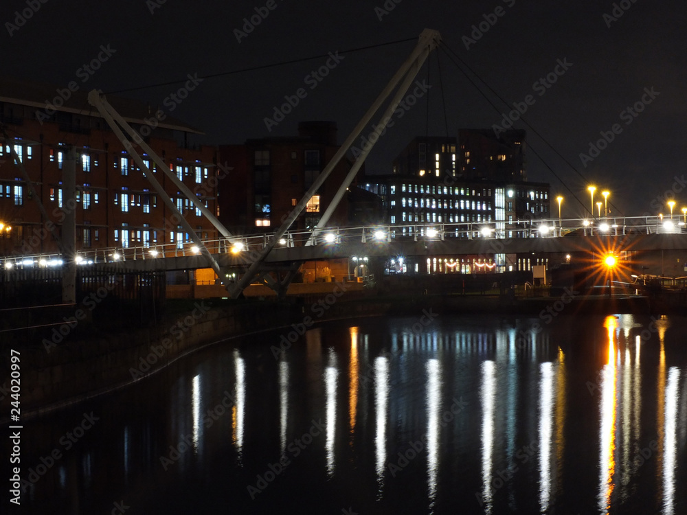 Φωτογραφία a cityscape view of the canal entrance to the clarence dock area of leeds with a