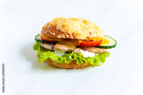 Chicken-Burger auf weißem Hintergrund, freigestellt