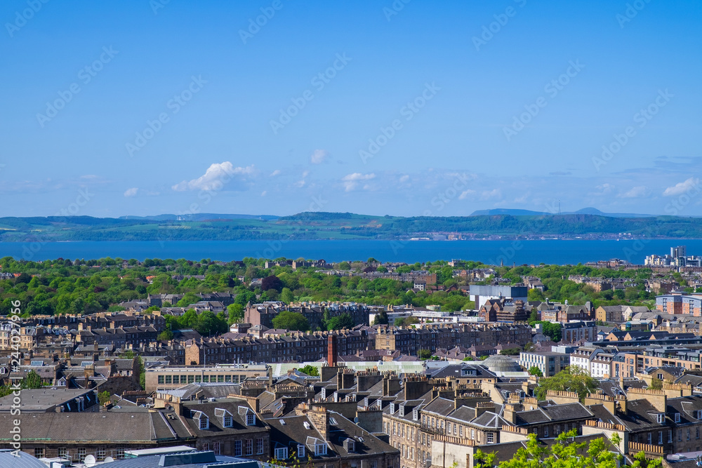 Blick auf Edinburgh/Schottland mit der Nordsee im Hintergrund