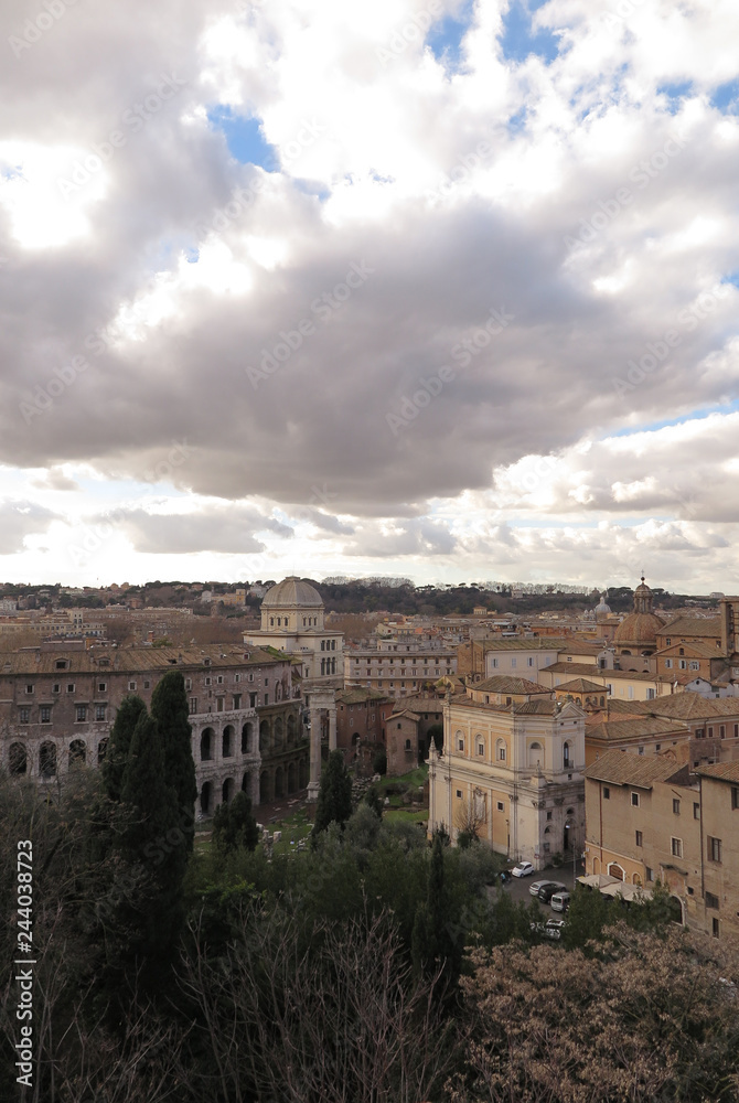 Panoramica su Roma con vista sul teatro di Marcello e sulla Sinagoga del Ghetto ebraico