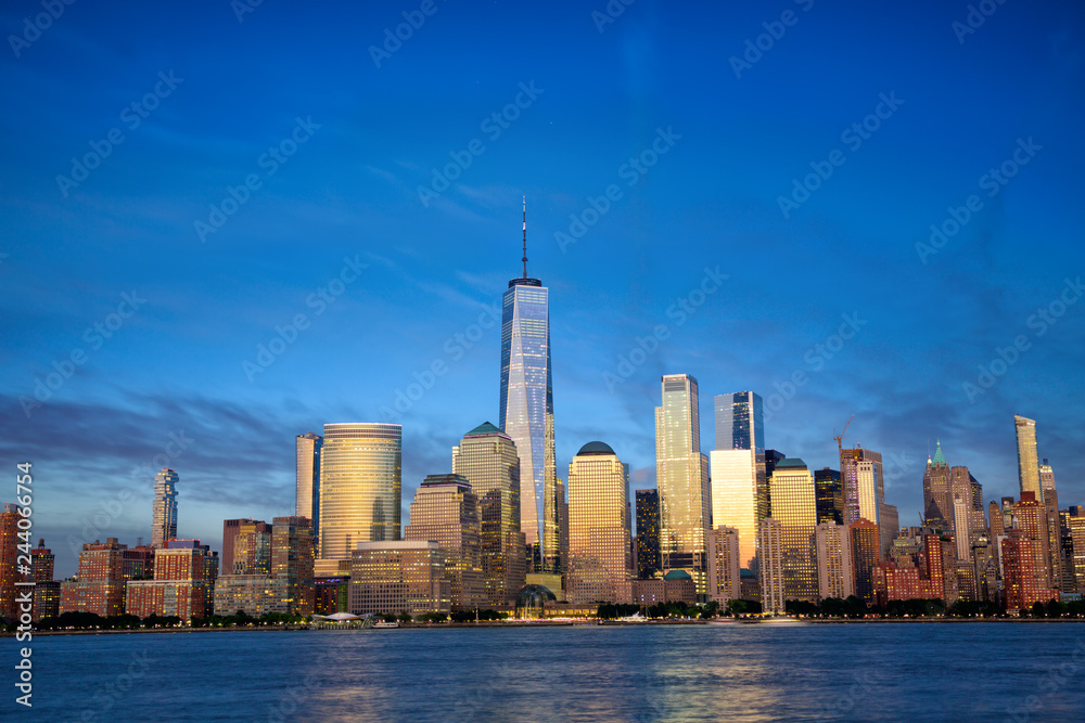Obraz premium New York City Manhattan skyline with modern skyscrapers at dusk