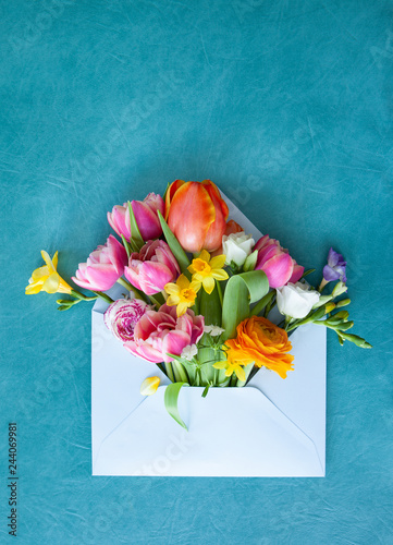 Blauer Briefumschlag mit frischen Blumen