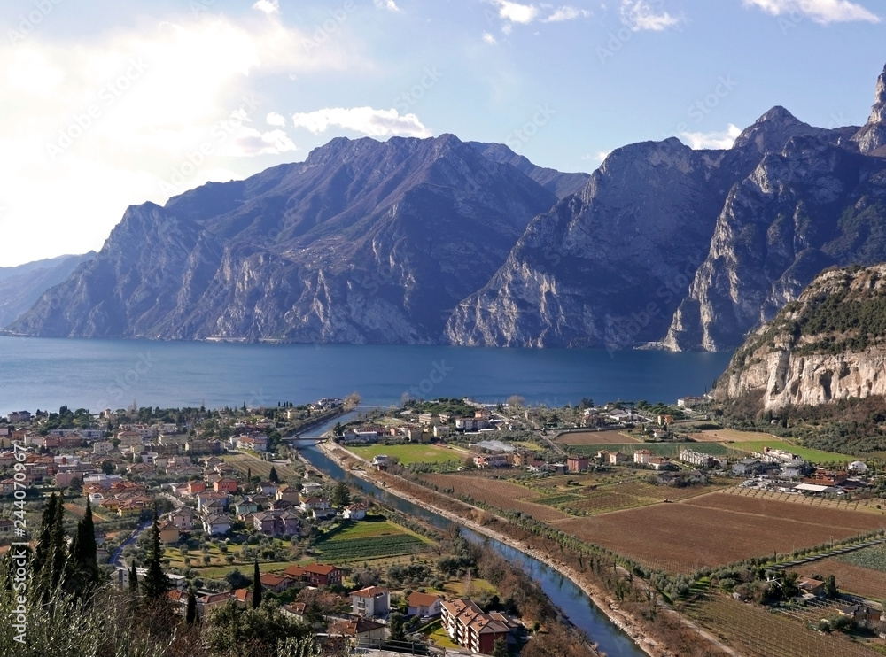 Obraz premium immagine rilassante di torbole sul lago di garda