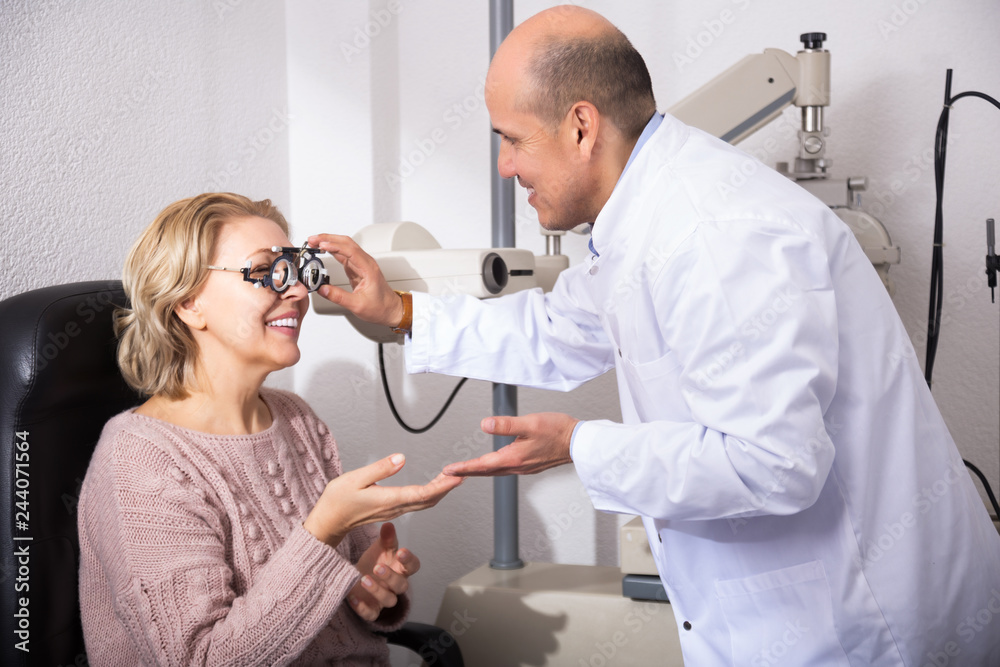 Obraz premium Ophthalmologist checking eyesight at the female pensioner