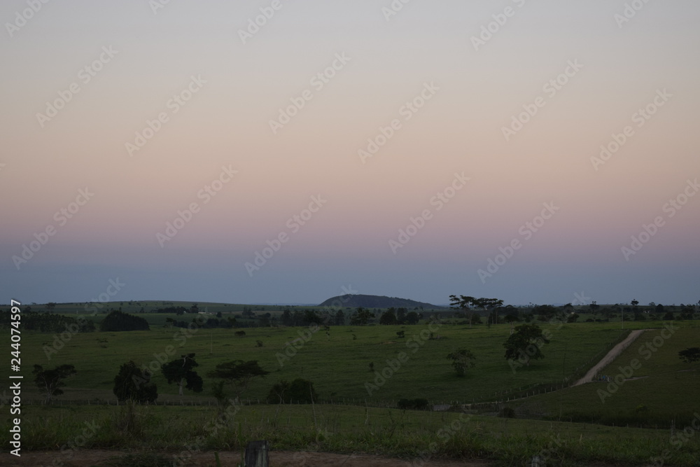 Pôr-do-sol em horizonte rural