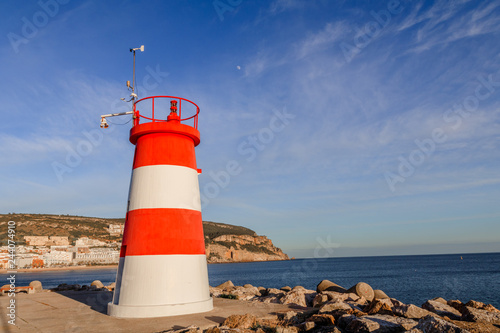 Vista do Farol de Sesimbra ao final da tarde em Portugal