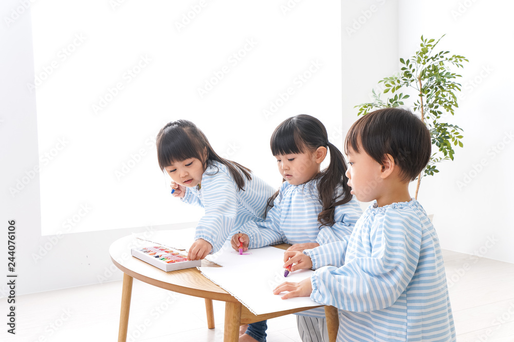 幼稚園でお絵かきをする子どもたち