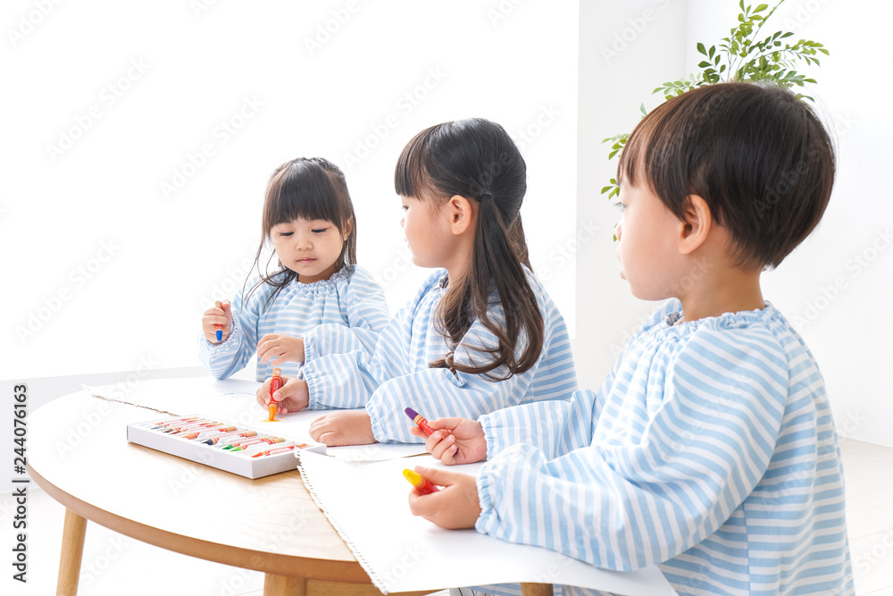 幼稚園でお絵かきをする子どもたち 幼稚園でお絵かきをする子どもたち