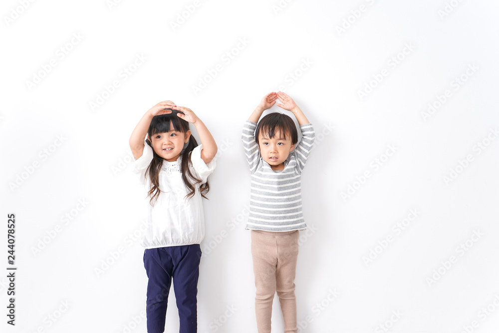 家で遊ぶ子どもたち 家で遊ぶ子どもたち