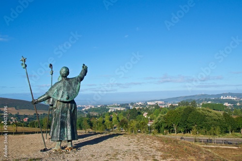 Fotomurale Statues of Pilgrims pointing the cathedral on Monte do Gozo in Santiago de Compo