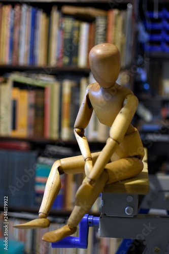 Muñeco de madera articulado photo