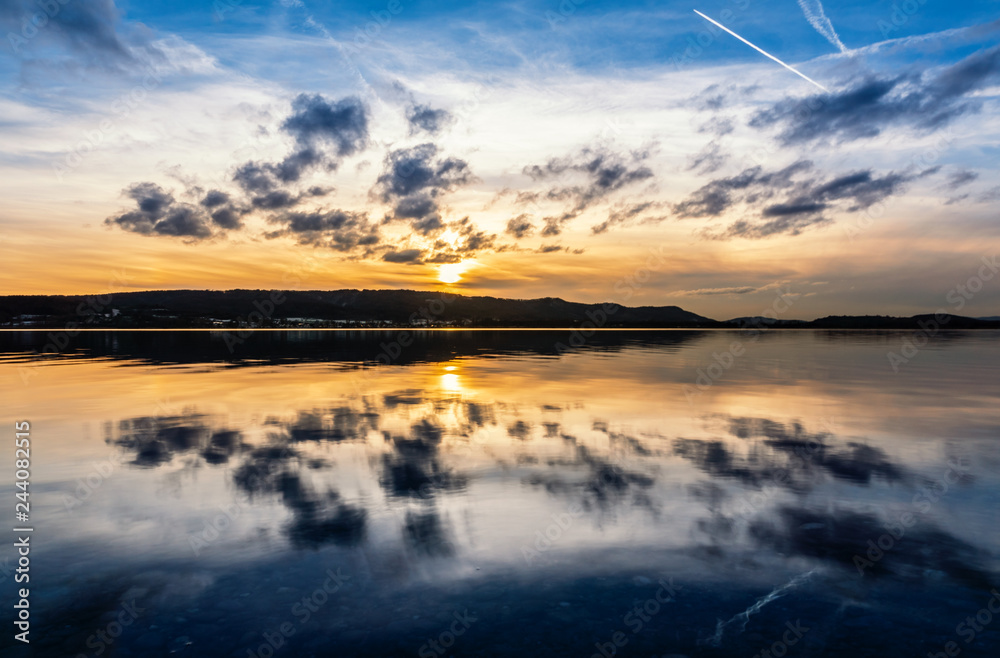Sonnenuntergang mit schöner Wolkenstimmung  am Bodensee 