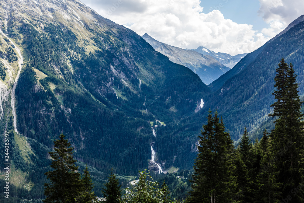 Obraz premium Panoramic view of beautiful mountain landscape in the Bavarian Alps with village of Berchtesgaden and Watzmann massif in the background at sunrise, Nationalpark Berchtesgadener Land, Bavaria, Germany