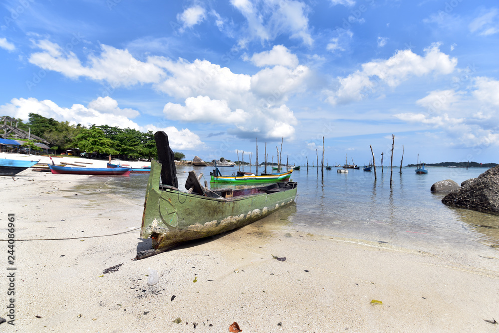 Fototapeta premium Traditional fishing boats at Pantai Tanjung Kelayang Beach, Belitung Island, Indonesia