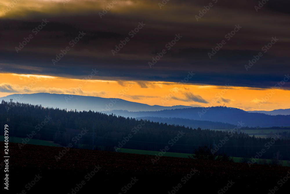 Obraz premium Beautiful autumn evening on the view point above the deep forest valley.