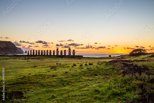 Foto Moai statues in the Rano Raraku Volcano in Easter Island, Rapa Nui National Park