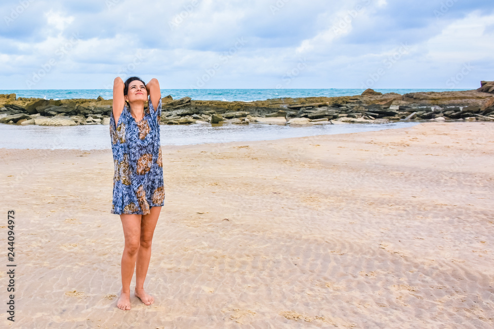 Modelo mulher alegre na praia pensando felicidade Modelo mulher alegre na praia pensando felicidade