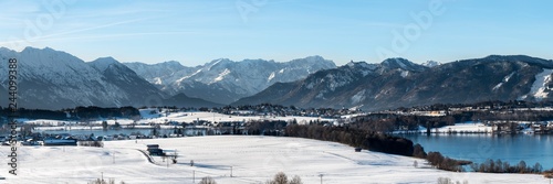 Panorama Landschaft in Bayern im Winter bei Murnau am Riegsee