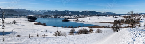 Panorama Landschaft in Bayern im Winter bei Murnau am Riegsee