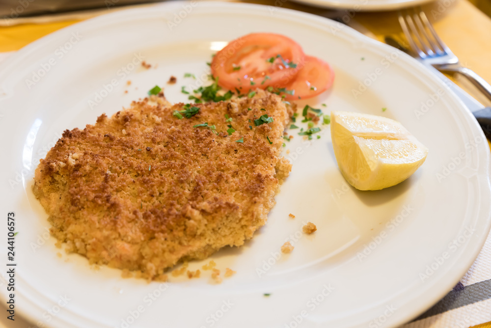 Milanese cutlet with lemon