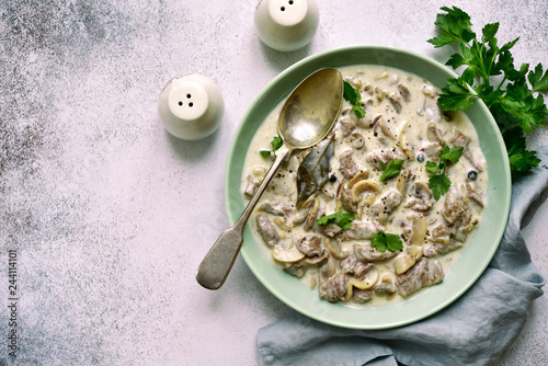 Foto Beef stroganoff - meat stewed in cream sauce with mushrooms