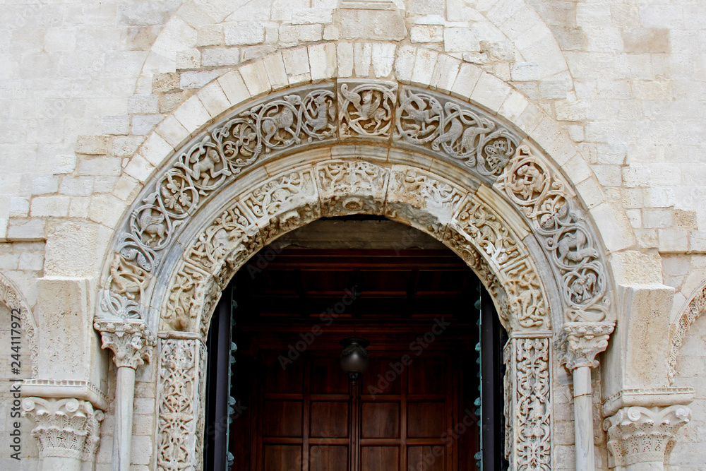 l'arco del portale maggiore della Cattedrale di Trani (Puglie)
